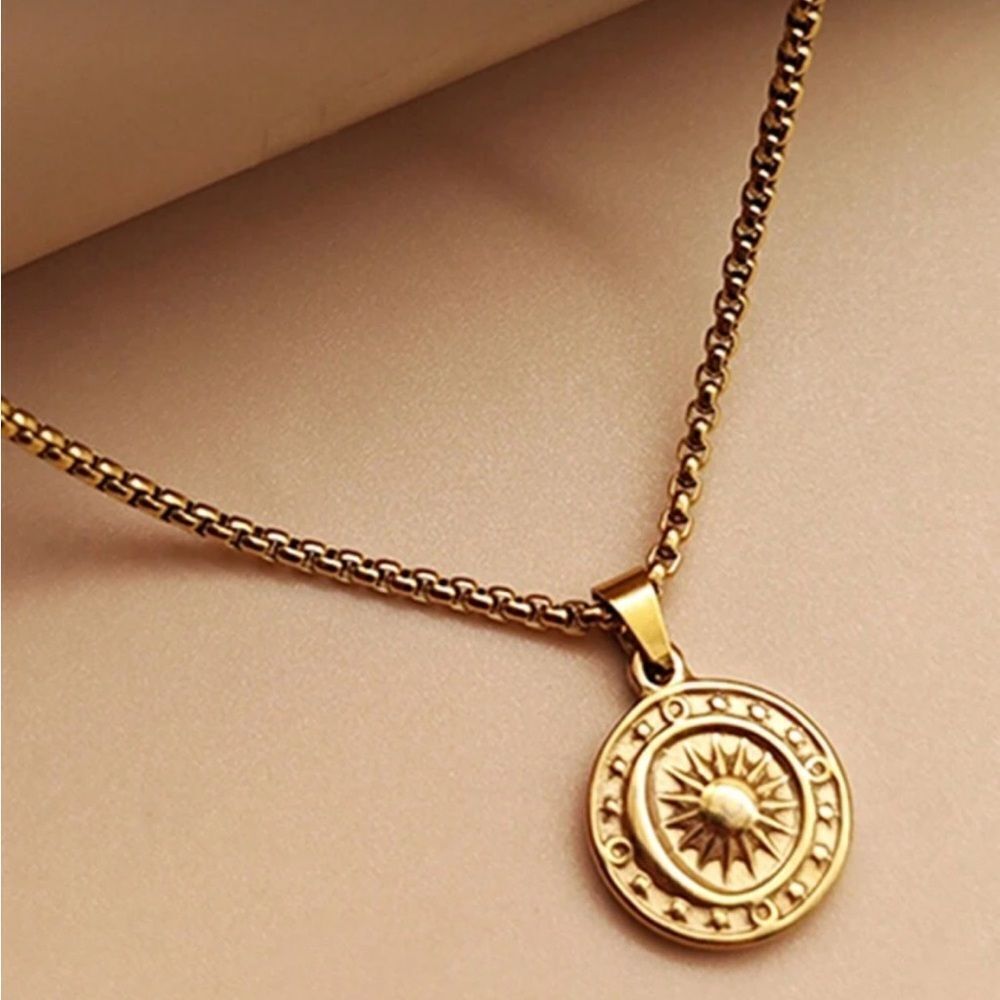 Sunburst Pendant Necklace M661